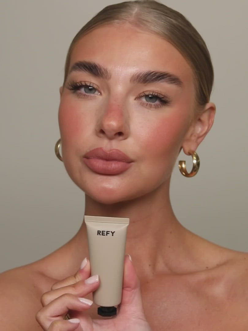 Application Video of Jess Hunt Applying Topaz Gloss Highlighter