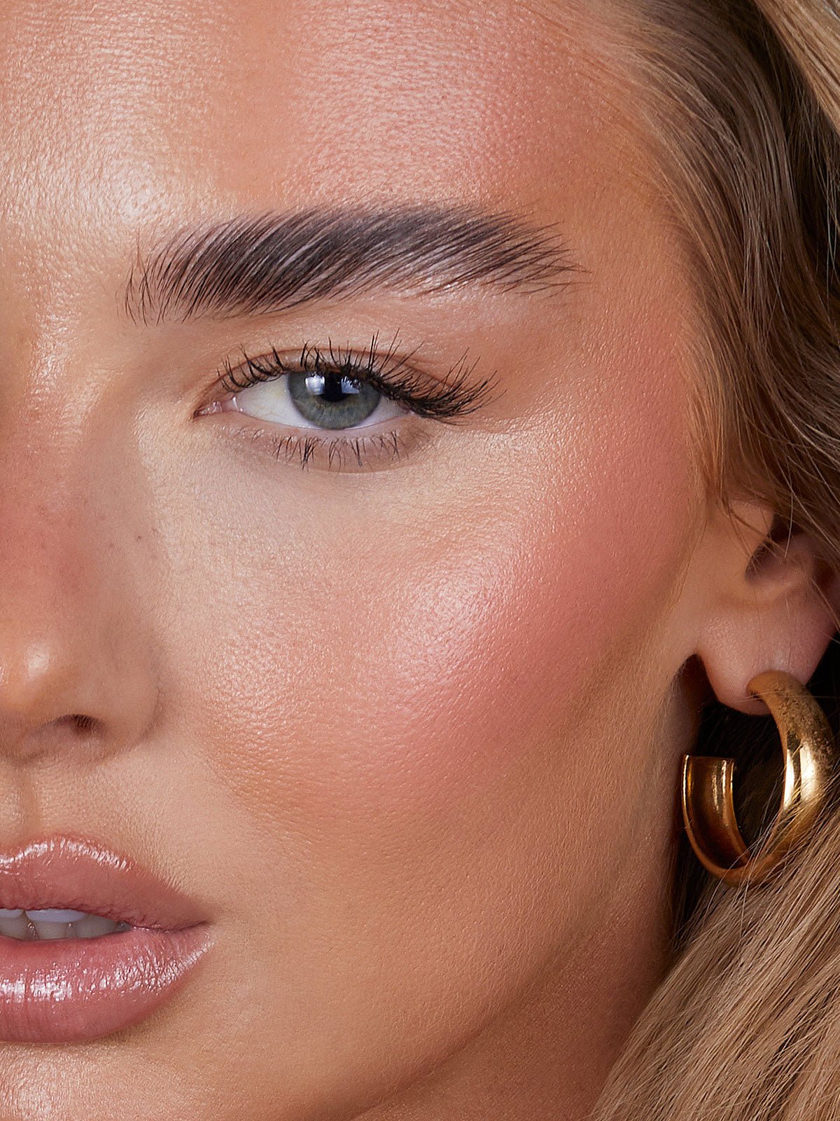 REFY CREAM BLUSH IN SHADE ROSE ON JESS HUNT