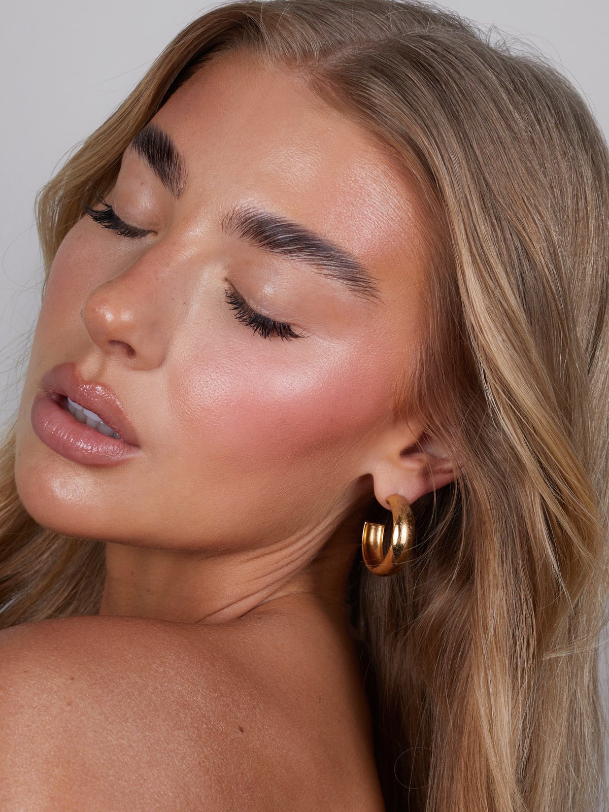 REFY CREAM BLUSH IN SHADE ROSE ON JESS HUNT