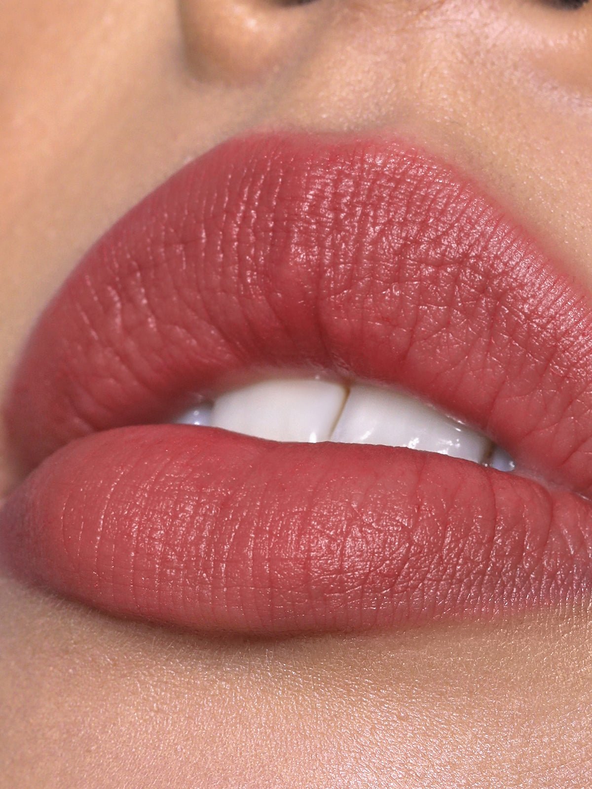 REFY LIP BLUSH IN SHADE ORCHID CLOSE UP LIP