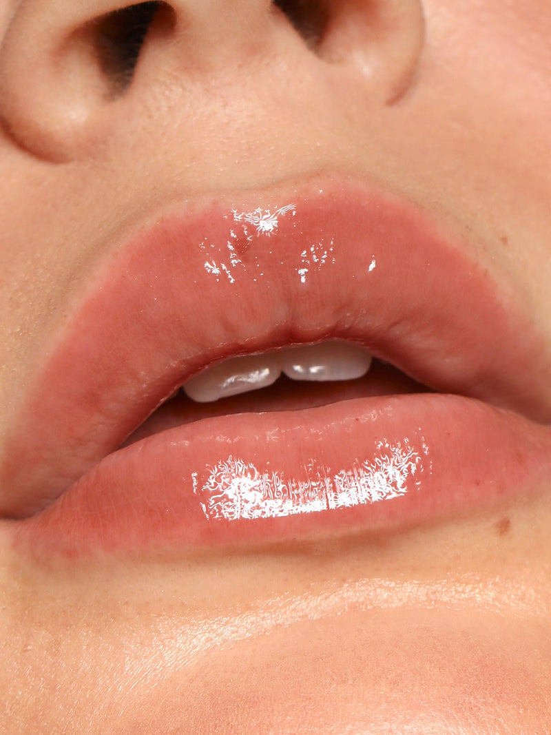 REFY LIP GLOSS IN TAUPE CLOSE UP LIP